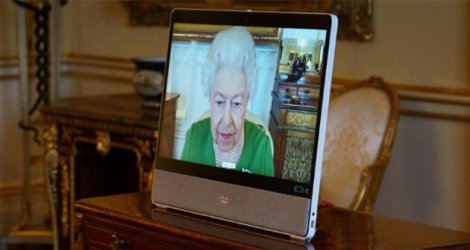 La reine Elizabeth II lors d'audiences virtuelles avec des ambassadeurs, le 1er mars 2022 depuis le château de Windsor.
