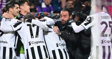 La joie des joueurs de la Juventus Turin, après un but marqué contre son camp par le défenseur de la Fiorentina Lorenzot Venuti, lors de la demi-finale aller de la Coupe d'Italie, le 2 mars 2022 à Florence.
