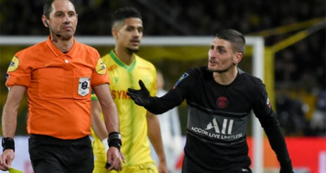 Le milieu de terrain italien du Paris Saint-Germain, Marco Verratti, tente de discuter avec l'arbitre Mikael Lesage, lors du match de la 25e journée de Ligue 1 contre Nantes, le 19 février 2022 au Stade de La Beaujoire.
