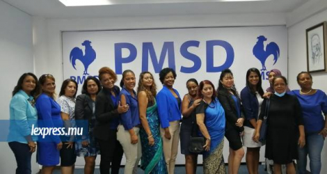 Photo de famille de l'aile féminine du PMSD a l'issue de la conférence de presse ce samedi pour marquer la journée internationale des femmes le 8 mars.