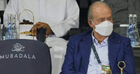 L'ex-roi d'Espagne Juan Carlos Ier assiste au championnat de tennis Mubadala, le 18 décembre 2021 à Abou Dhabi.