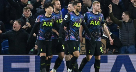 La joie de l'attaquant de Tottenham, Harry Kane (2e g), félicité par ses coéquipiers, après avoir marqué le 2e but sur le terrain de Brighton, lors du match en retard de la 16e journée de Premier League, le 16 mars 2022.