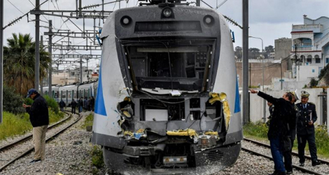 La cabine avant d'un train endommagée après une collision avec un autre train à Jbel Jelloud dans le sud de Tunis, le 21 mars 2022.