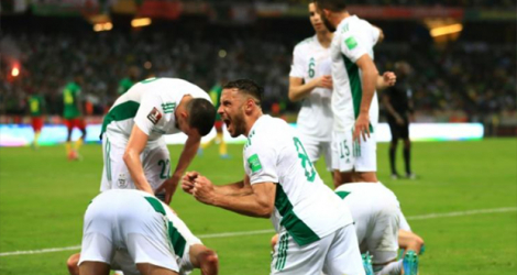 Les Algériens exultent après le but d'Islam Slimani contre le Cameroun en barrage aller du Mondial à Douala, le 25 mars 2022.