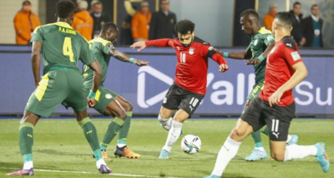 Percée de de la star égyptienne Mohamed Salah dans la défense du Sénégal au stade international du Caire, le 25 mars 2022.