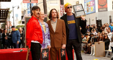 De g à d: Anthony Kiedis, Flea, John Frusciante et Chad Smith, membres du groupe californien The Red Hot Chili Pepper sur le Hollywood Walk of Fame à Los Angeles, le 31 mars 2022.