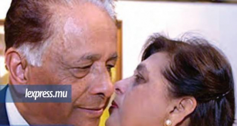 Le 1er octobre 2003, SAJ soumet sa lettre de démission au Parlement. Sa Lady est toujours présente à ses côtés et lui offre un tendre baiser...