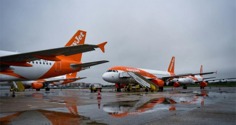 Des avions de la compagnie EasyJet sur le tarmac de l'aéroport Humberto Delgado de Lisbonne le 9 avril 2020.