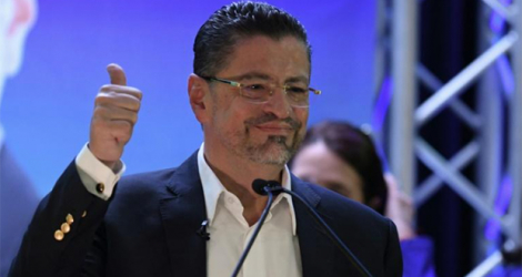 Le conservateur Rodrigo Chaves salue ses partisans après sa victoire à l'élection présidentielle au Costa Rica, le 3 avril 2022 à San José.