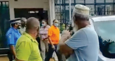Capture d’écran de la vidéo montrant le ministre Stephan Toussaint quittant les lieux.