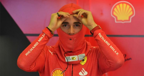 Le Monégasque et pilote Ferrari Charles Leclerc se prépare pour la deuxième session d'essais libres du Grand-Prix d'Australie à Melbourne le 8 avril 2022.