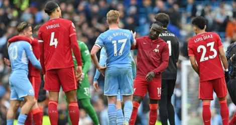 Le milieu de terrain belge de Manchester City Kevin De Bruyne salue l'attaquant sénégalais de Liverpool Sadio Mané, après le match nul (2-2) entre les 2 équipes, le 10 avril 2022 à l'Etihad Stadium.