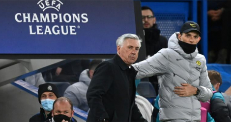 L'entraîneur italien du Real Madrid Carlo Ancelotti, félicité par son homologue allemand de Chelsea Thomas Tuchel, après la victoire 3-1 en quart de finale aller de la Ligue des Champions, le 6 avril 2022 au Stade de Stamford Bridge à Londres.