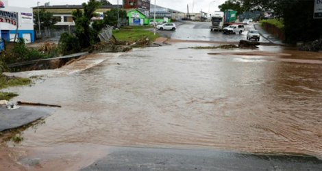Une route coupée par les inondations à Pinetown, près de Durban le 12 avril 2022.