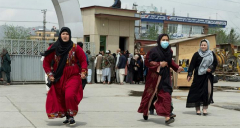 Des femmes courent pour chercher leurs enfants après une explosion dans une école pour garçons, le 19 avril 2022 à Kaboul, en Afghanistan.