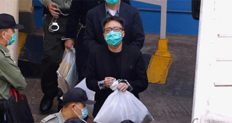 Tam Tak-chi, militant pour la démocratie, se dirige vers une fourgonnette de prison pour se rendre au tribunal, en raison d’accusations liées à la loi sur la sécurité nationale, à Hong Kong, en Chine, le 2 mars 2021.