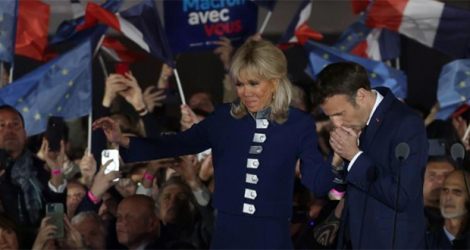 Le président réélu Emmanuel Macron et son épouse Brigitte, le 24 avril 2022 à Paris.