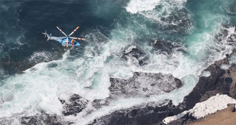 Un hélicoptère participe aux recherches après le naufrage d'un bateau au large de Shari, au Japon, le 24 avril 2022.