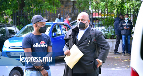 Darren l’activiste en compagnie d’un de ses avocats, Me Neelkanth Dulloo, en cour de Rose-Hill, hier.