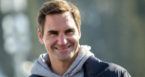 Le Suisse Roger Federer dans l'aire d'arrivée du slalom géant de Coupe du monde de Lenzerheide le 6 mars 2022.