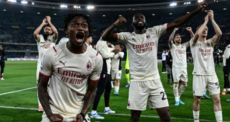 La joie des joueurs de l'AC Milan vainqueurs sur le terrain du Hellas Vérone, le 8 mai 2022.
