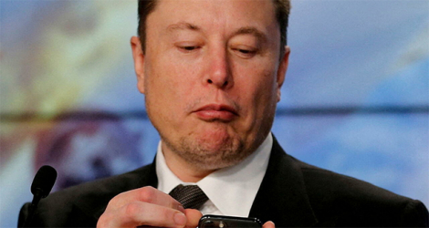 Elon Musk sur son téléphone portable à Cap Canaveral, en Floride, le 19 janvier 2020. 