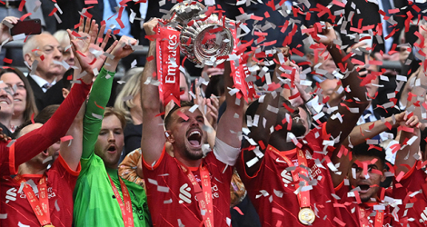Le capitaine de Liverpool Jordan Henderson soulève le trophée de la Coupe d'Angleterre remporté contre Chelsea à Wembley, le 14 mai 2022.