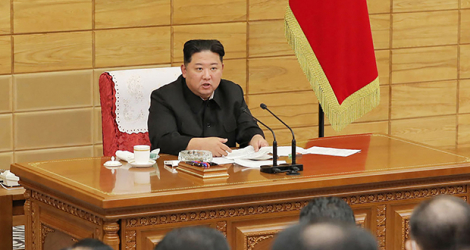 Kim Jong Un annonce des mesures de confinement pour endiguer l'épidémie de Covid-19, à Pyongyang, le 14 mai 2022.
