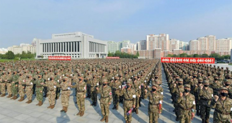 Cette photo prise le 16 mai 2022 et publiée par l'agence de presse officielle KCNA le 17 mai, montre un rassemblement du personnel médical de l'Armée populaire de Corée et du ministère de la Défense pour contrôler la crise épidémique, à Pyongyang.