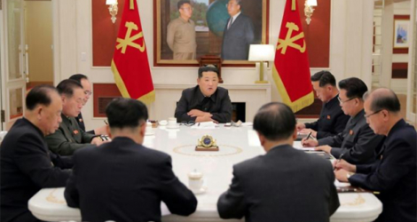 Photo diffusée le 18 mai 2022 par l'agence nord-coréenne Kcna du dirigeant nord-coréen Kim Jong Un lors d'une réunion du parti à Pyongyang, le 17 mai 2022.