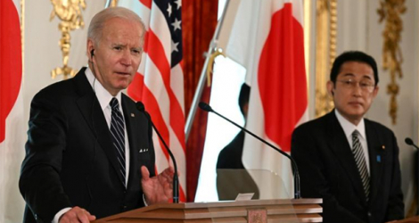Le président américain Joe Biden (G) et le Premier ministre japonais Fumio Kishida lors d'une conférence de presse à Tokyo, le 23 mai 2022.