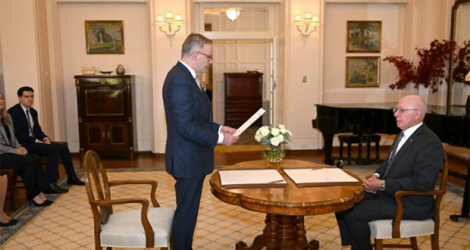 Le nouveau Premier ministre australien Anthony Albanese (G) prête serment devant le gouverneur général David Hurley (D), à Canberra le 23 mai 2022.