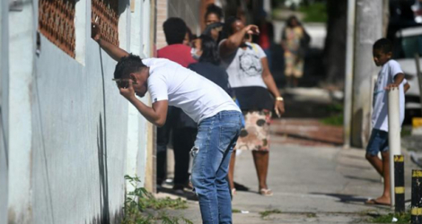 Un homme apprenant que son frère a été tué dans une opération policière, devant l'Hôpital Getulio Vargas de Rio de Janeiro le 24 mai 2022.