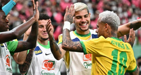 Neymar félicité par ses partenaires brésiliens après son but sur pénalty contre la Corée du Sud en match amical le 2 juin 2022 à Séoul.