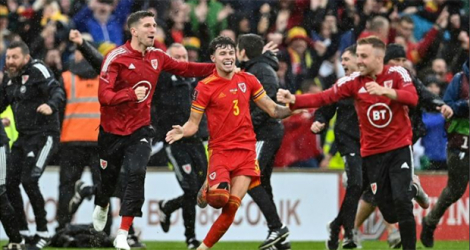 Explosion de joie pour les Gallois qualifiés pour le Mondial après leur victoire en barrage contre l'Ukraine à Cardiff, le 5 juin 2022.