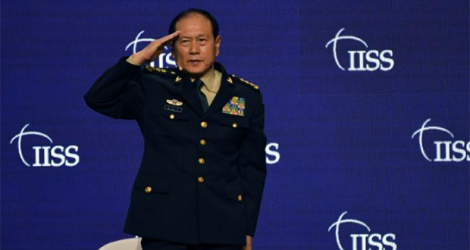 Le ministre chinois de la Défense, Wei Fenghe, salue lors du sommet du dialogue Shangri-La à Singapour, le 12 juin 2022.