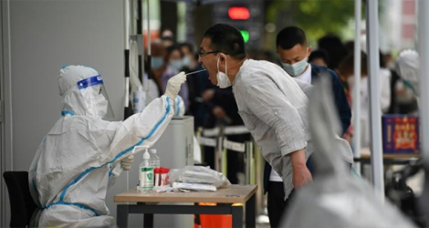 Test salivaire pour le coronavirus sur un site de dépistage à Pékin, le 13 juin 2022.