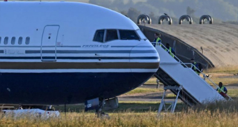 Le Boeing 767 censé emmener des migrants expulsés du Royaume-Uni vers le Rwanda, le 14 juin 2022 sur le tarmac de la base militaire d'Amesbury.