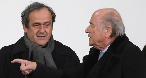 Michel Platini et l'ex-président de la Fifa Sepp Blatter, les accusant d'avoir escroqué l'instance du football en obtenant pour le Français un paiement injustifié.