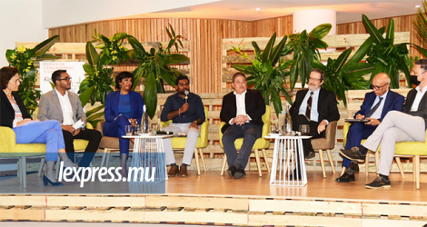 Le panel du forum : Dominique Billon, Prakash Kowlesser, Mickael Apaya, Egyla Ellapen, Ravisingh Gutty et Yannick Applasamy.