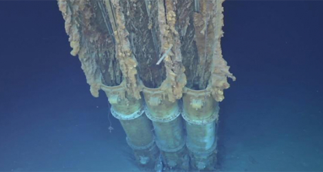 Les trois tubes du lance-torpilles de l'USS Samuel B Roberts, retrouvé au large des Philippines, le 25 juin 2022.