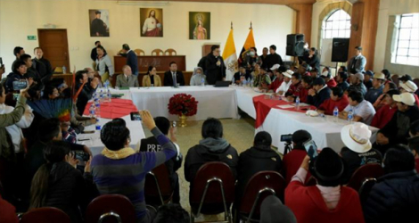 Des représentants du mouvement indigène et des membres du gouvernement équatorien se rencontrent à Quito, le 27 juin 2022.