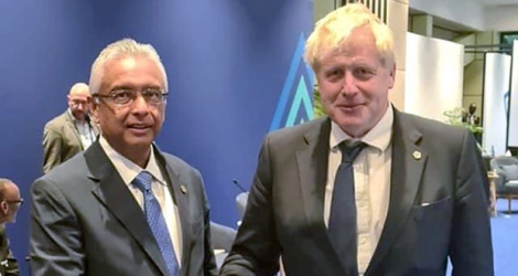 Boris Johnson, qui a rencontré Pravind Jugnauth au Rwanda, fin juin, lutte pour sa survie politique…