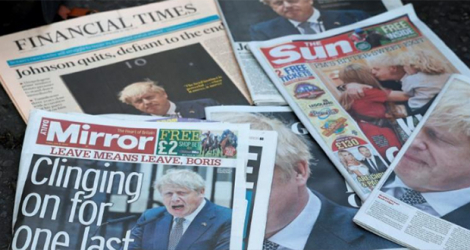 Les titres de la presse britannique le 8 juillet 2022 après la démission du Premier ministre britannique Boris Johnson.