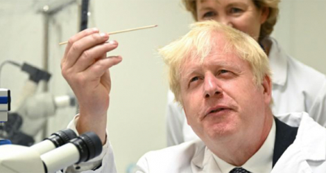 Boris Johnson lors d'une visite au Francis Crick Institute de Londres le 11 juillet, sa première apparition publique depuis sa démission comme chef du parti conservateur le 7 juillet.