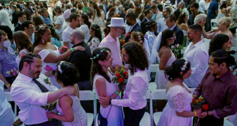 Quelque 500 couples ont célébré un mariage symbolique le 10 juillet à New York.