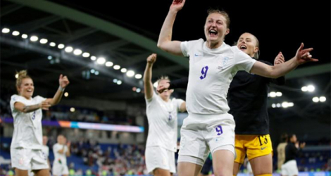 Les Anglaises Rachel Daly, Millie Bright, Ellen White et Hannah Hampton célèbrent leur victoire écrasante face à la Norvège en phase de poule de l'Euro-2022, le 11 juillet 2022 à Brighton.