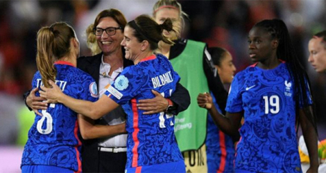 La sélectionneuse Corinne Diacre félicite ses joueuses, après la victoire de la France, 2-1 face à la Belgique, synonyme de qualification pour les quarts de finale de l'Euro, le 14 juillet 2022 au New York Stadium à Rotherham (Angleterre).