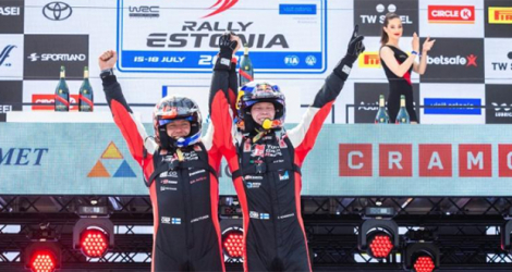 La joie des Finlandais Kalle Rovanpera (d) et de son copilote Jonne Halttunen, vainqueurs du Rallye d'Estonie, au volant de leur Toyota Yaris, le 18 juillet 2021 à Raadi.