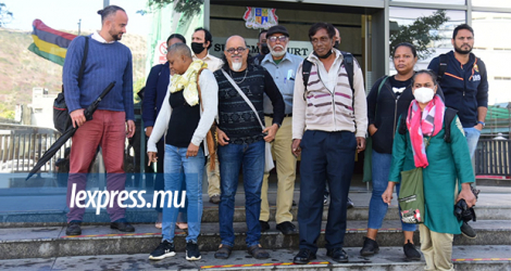 Les membres de Rezistans ek Alternativ à leur sortie de la Cour suprême, hier. © Kiranchand Sookrah 